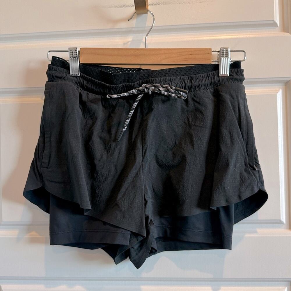 Athleta Trekkie Crest 2 in 1 Shortie Shorts Size 2 Black